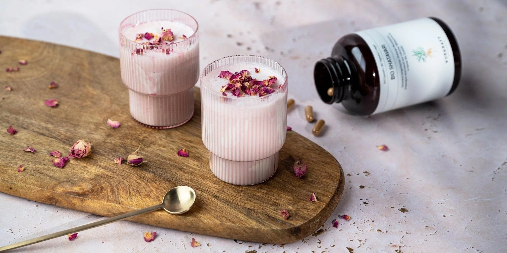 Rezept für ayurvedisches Rosen-Lassi. - Kurkraft