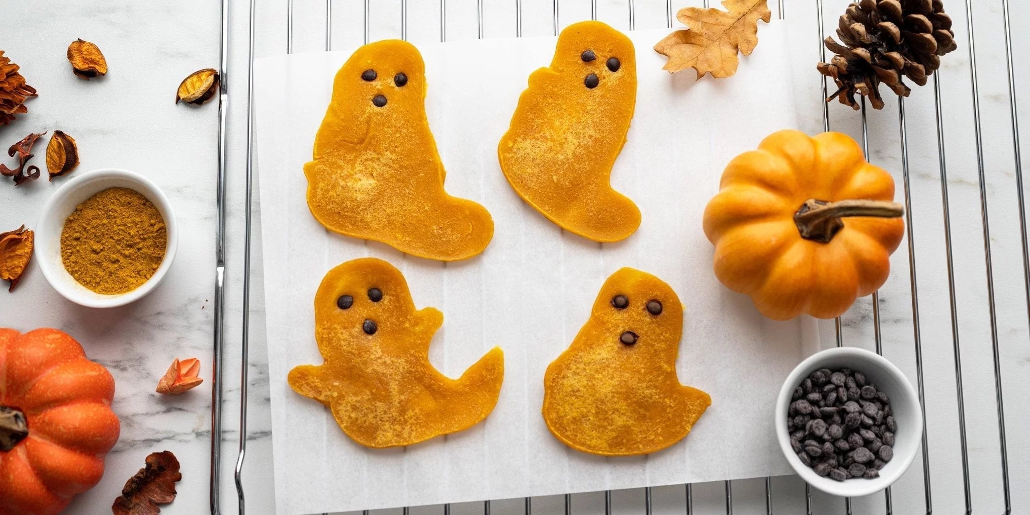 Rezept für vegane Kürbis-Pfannkuchen-Geister. Rezept für vegane Kürbis-Pfannkuchen-Geister.