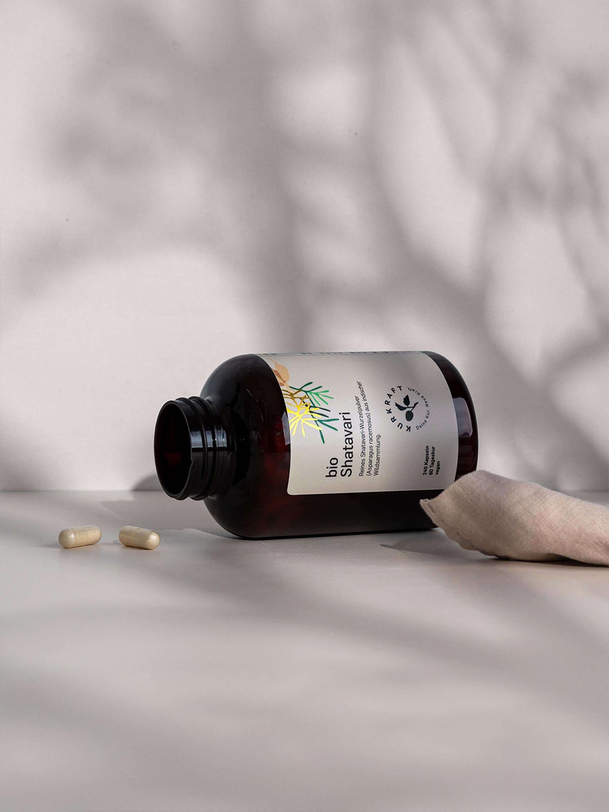 Geöffnete Packung Kurkraft Bio Shatavari Kapseln auf hellem Untergrund – hochwertiges ayurvedisches Nahrungsergänzungsmittel für Frauen.