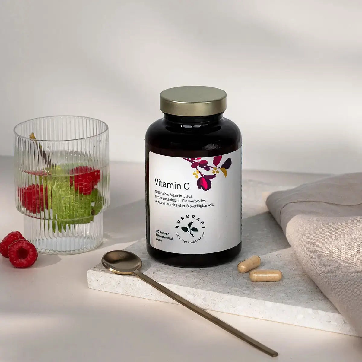 Aufgeschnittene Acerola-Kirsche neben einer Kurkraft Kapsel – 175 mg natürliches Vitamin C
