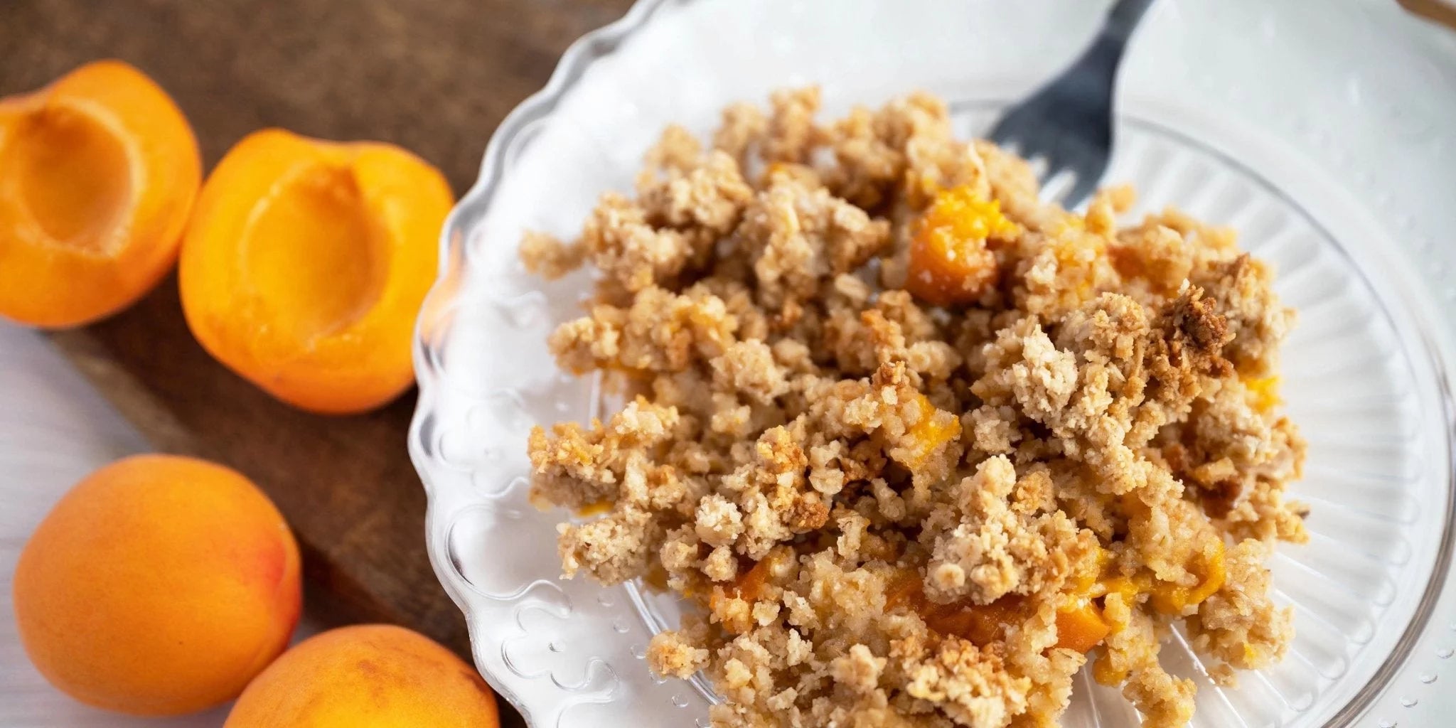 Rezept für fruchtiges und knuspriges Aprikosen-Crumble. Rezept für fruchtiges und knuspriges Aprikosen-Crumble.