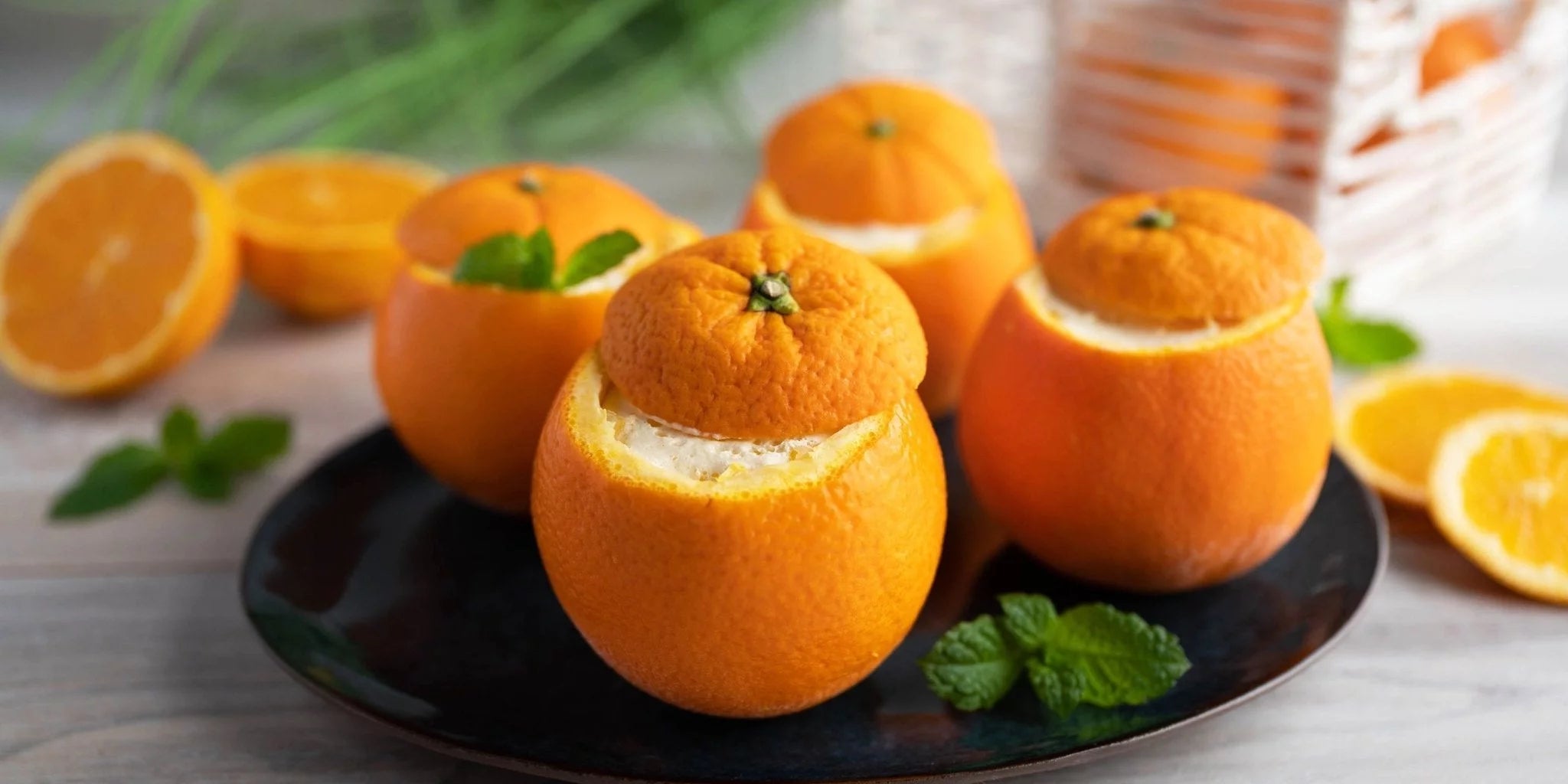 Rezept für Orangeneis in der Orangenschale. Rezept für Orangeneis in der Orangenschale.
