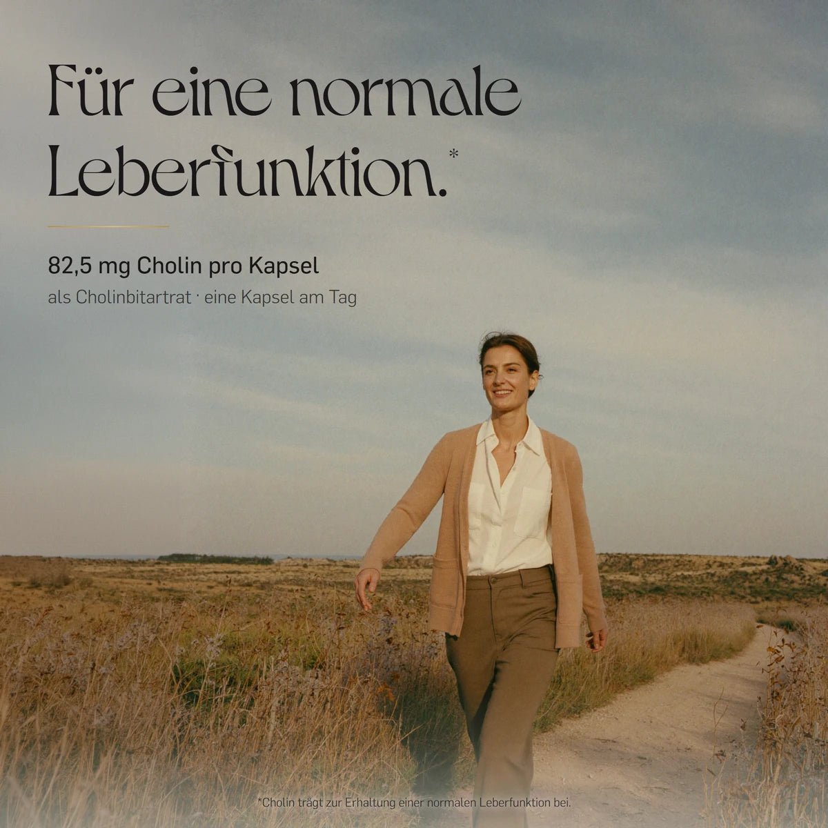 bittergold. von Kurkraft signature, Frau beim Spaziergang auf einem Feldweg: 82,5 mg Cholin pro Kapsel. Cholin trägt zur Erhaltung einer normalen Leberfunktion bei