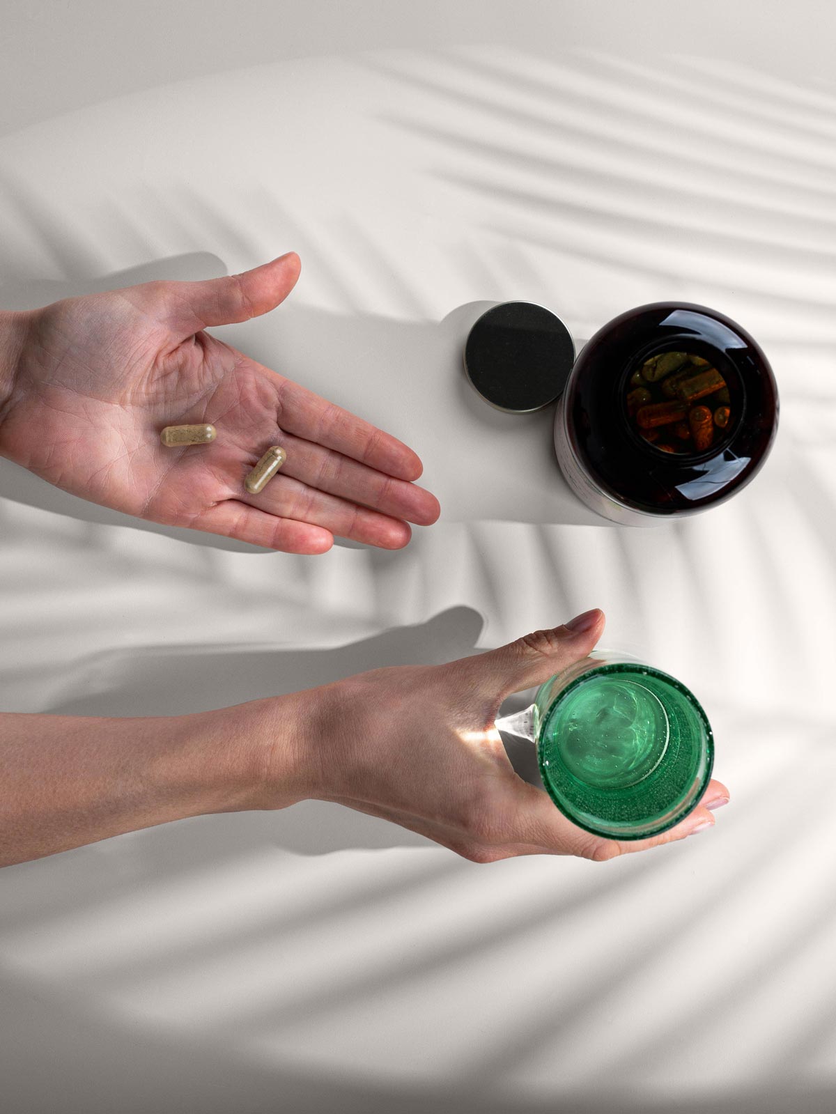 Kurkraft Bio Triphala Kapseln mit Glas Wasser – natürliche Unterstützung für Verdauung und Wohlbefinden.