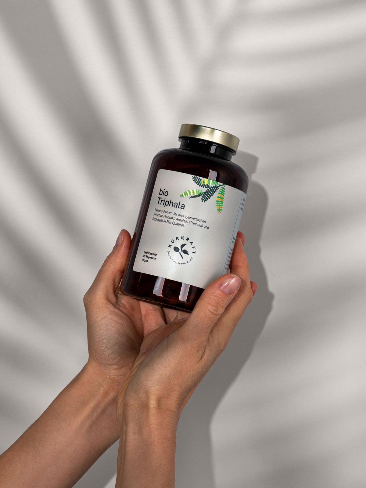 Kurkraft Bio Triphala Kapseln in dunkler Dose mit goldfarbenem Deckel – hochwertiges ayurvedisches Nahrungsergänzungsmittel in Bio-Qualität.