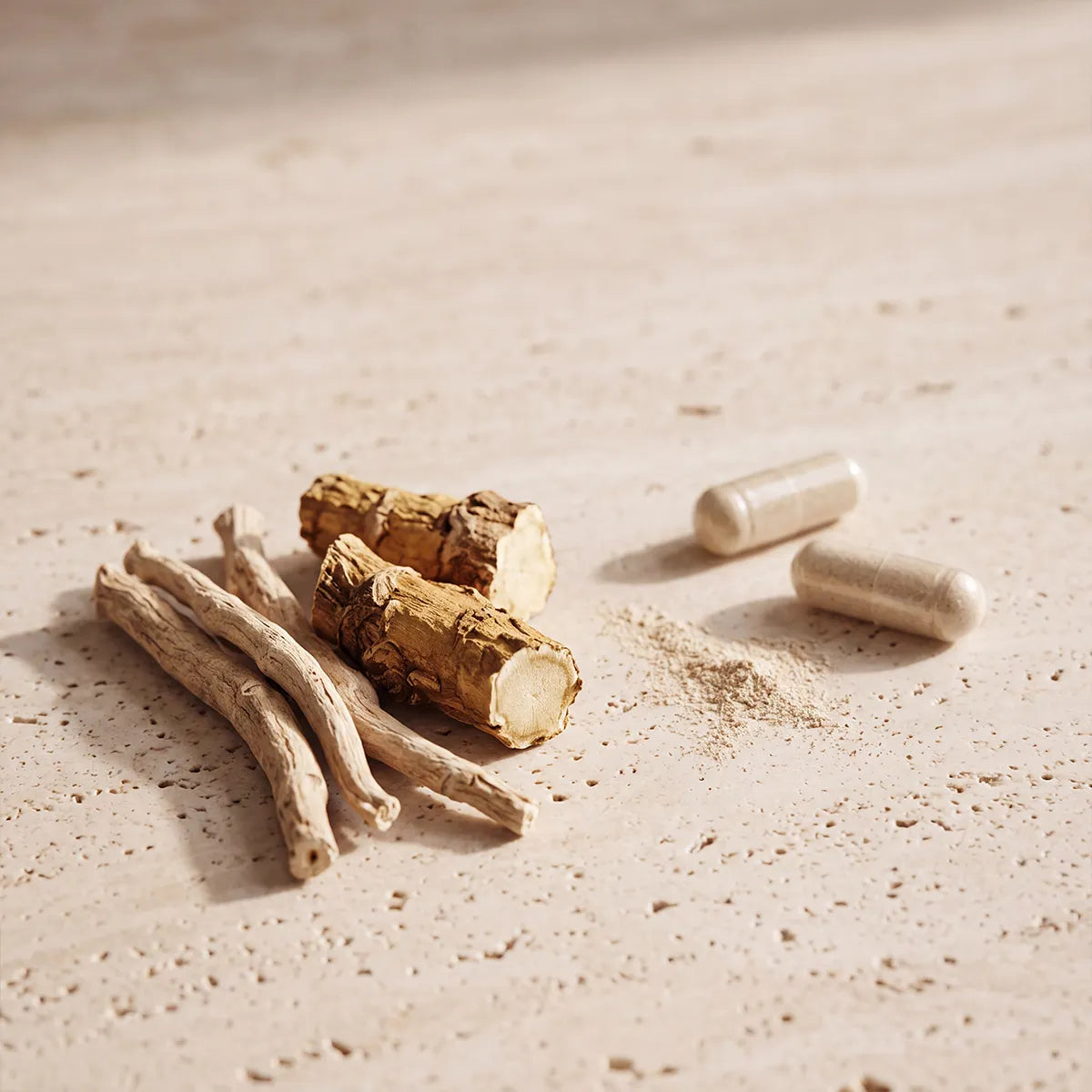 Ashwagandha-Wurzel und Rhodiola rosea neben der Glasflasche von erden.