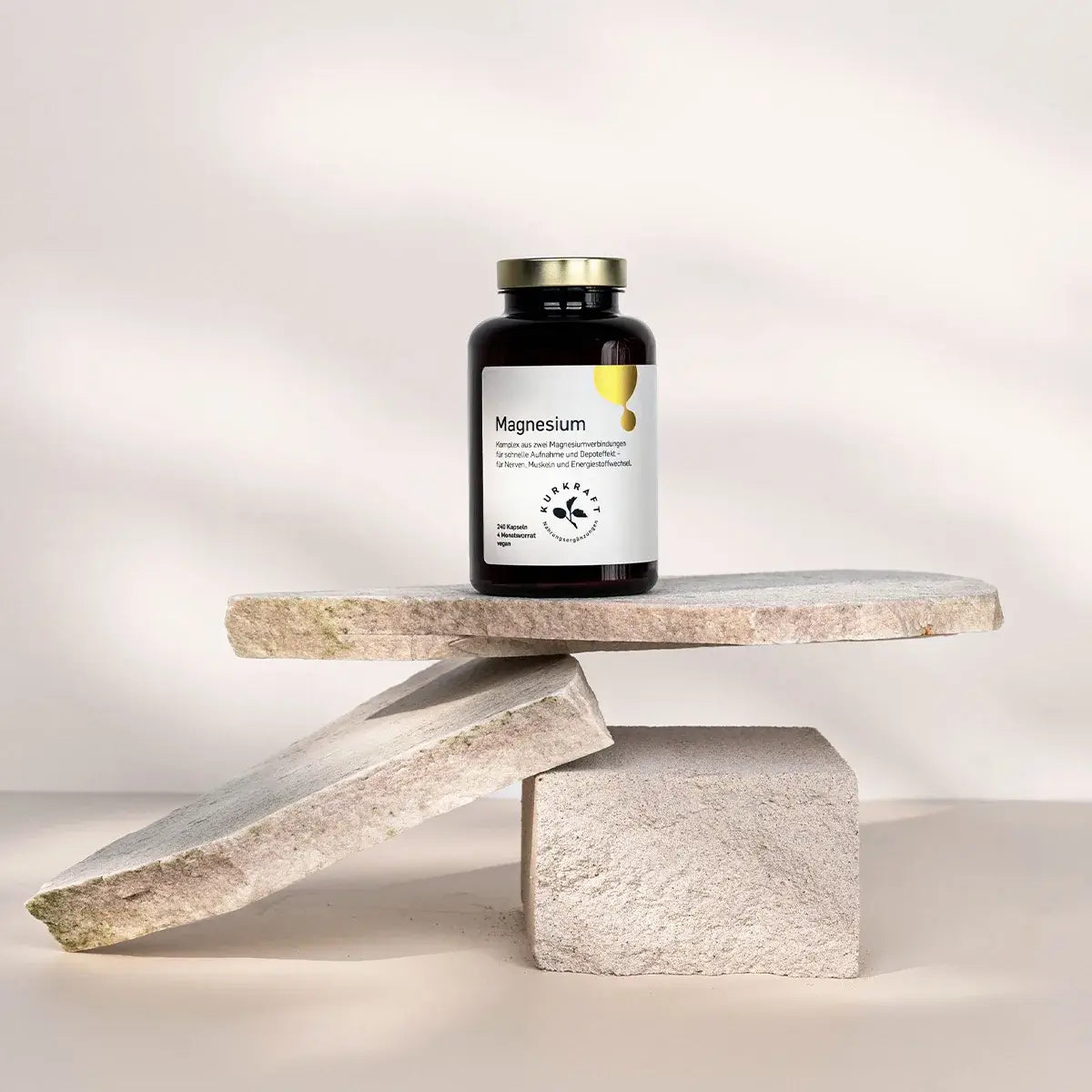 Zwei Magnesium Kapseln auf hellem Untergrund – Tagesdosis Kurkraft Magnesium Komplex
